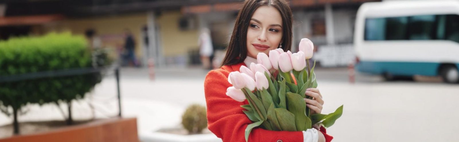Как упаковать подарок к 8 Марта по мотивам весны