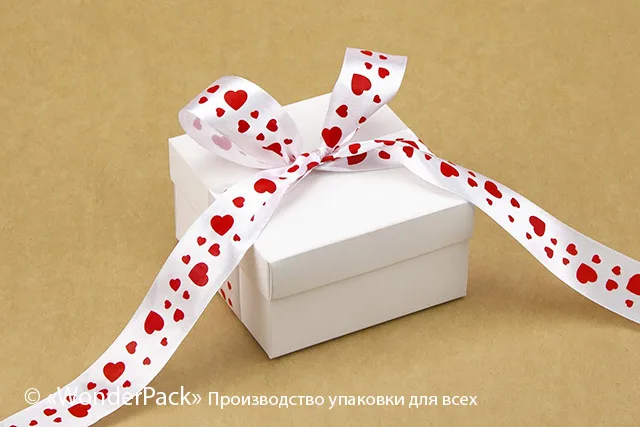 Лента атласная 25 мм, односторонняя, с рисунком - красные сердечки на белом