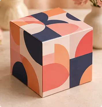 Кольорова коробка з геометричним принтом
